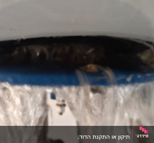 מים זורמים מצינור או ברז, חלק ממערכת חימום מים.